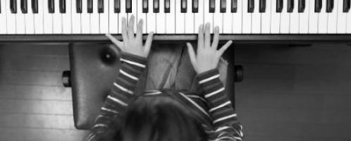 Meisje bespeelt de piano